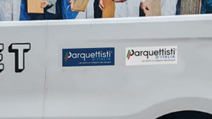 Furgone parquettista con adesivi PArquettisti d'Italia
